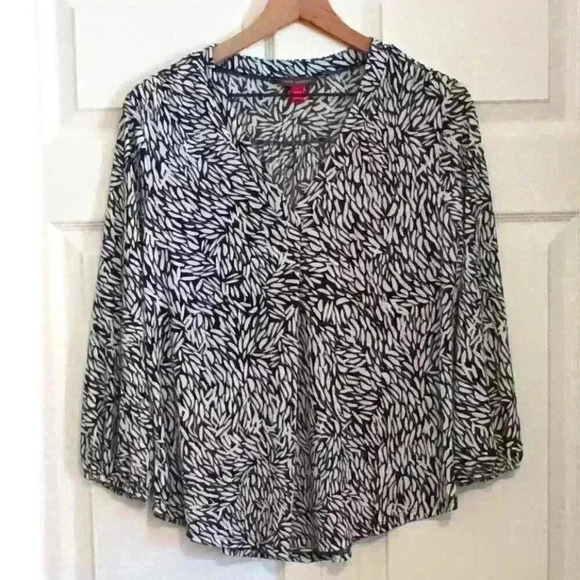 Vince Camuto Tops - Vince Camuto Brand Top Size S Black White Pattern V-Neck 3/4 Sleeves Flowy